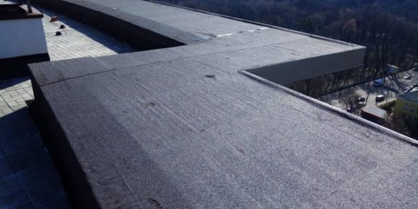 Izolacyjne płyty styropianowe z warstwą papy do ochrony dachów płaskich i tarasów przed czynnikami termicznymi oraz wodą
