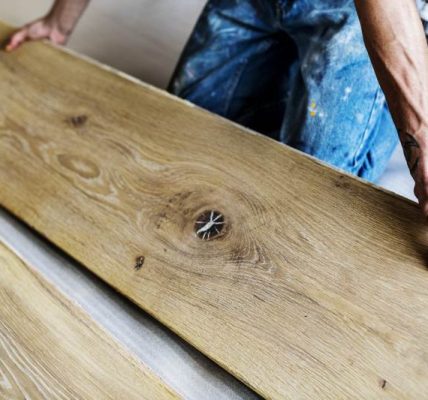 Jak skutecznie usunąć przerwy między deseczkami w podłodze drewnianej