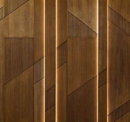 Trendy w aranżacji wnętrz - pionowe ryflowane panele ścienne z drewna jako elegancka wykładzina
