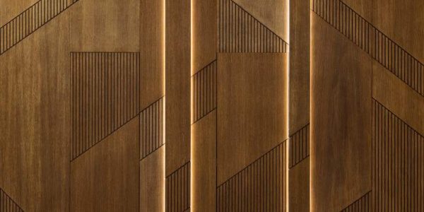 Trendy w aranżacji wnętrz - pionowe ryflowane panele ścienne z drewna jako elegancka wykładzina