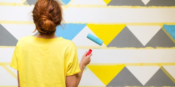 Jak malować dekoracyjne pasy na ścianach – poradnik DIY do samodzielnego wykonania