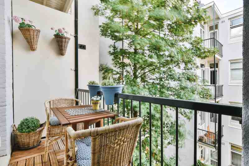 Jak stworzyć mini ogród na niewielkim balkonie – porady i triki Jak zaaranżować uroczy ogródek na małej przestrzeni balkonowej Optymalne wykorzystanie przestrzeni – urządzamy ogród na małym balkonie Pomysły na zielony zakątek – aranżacja małego balkonu w stylu ogrodowym Mały balkon wielkie możliwości – jak zaaranżować zieloną oazę Jak zaprojektować ogród na balkonie o ograniczonej powierzchni Tworzenie małego balkonowego raju – inspiracje dla miejskich ogrodników Przekształć swój balkon w miniaturowy ogród – praktyczne wskazówki Urządzanie balkonu – sekrety przytulnego mini ogródka w bloku Zielone aranżacje – jak zmieścić ogród na maleńkim balkonie
