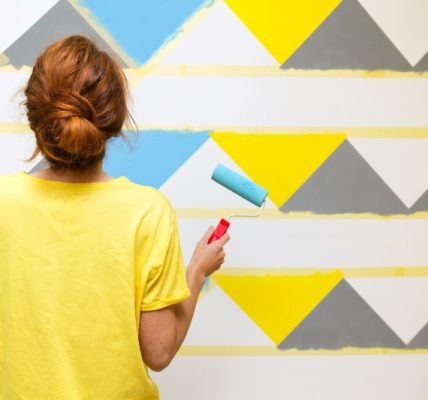 Jak malować dekoracyjne pasy na ścianach – poradnik DIY do samodzielnego wykonania